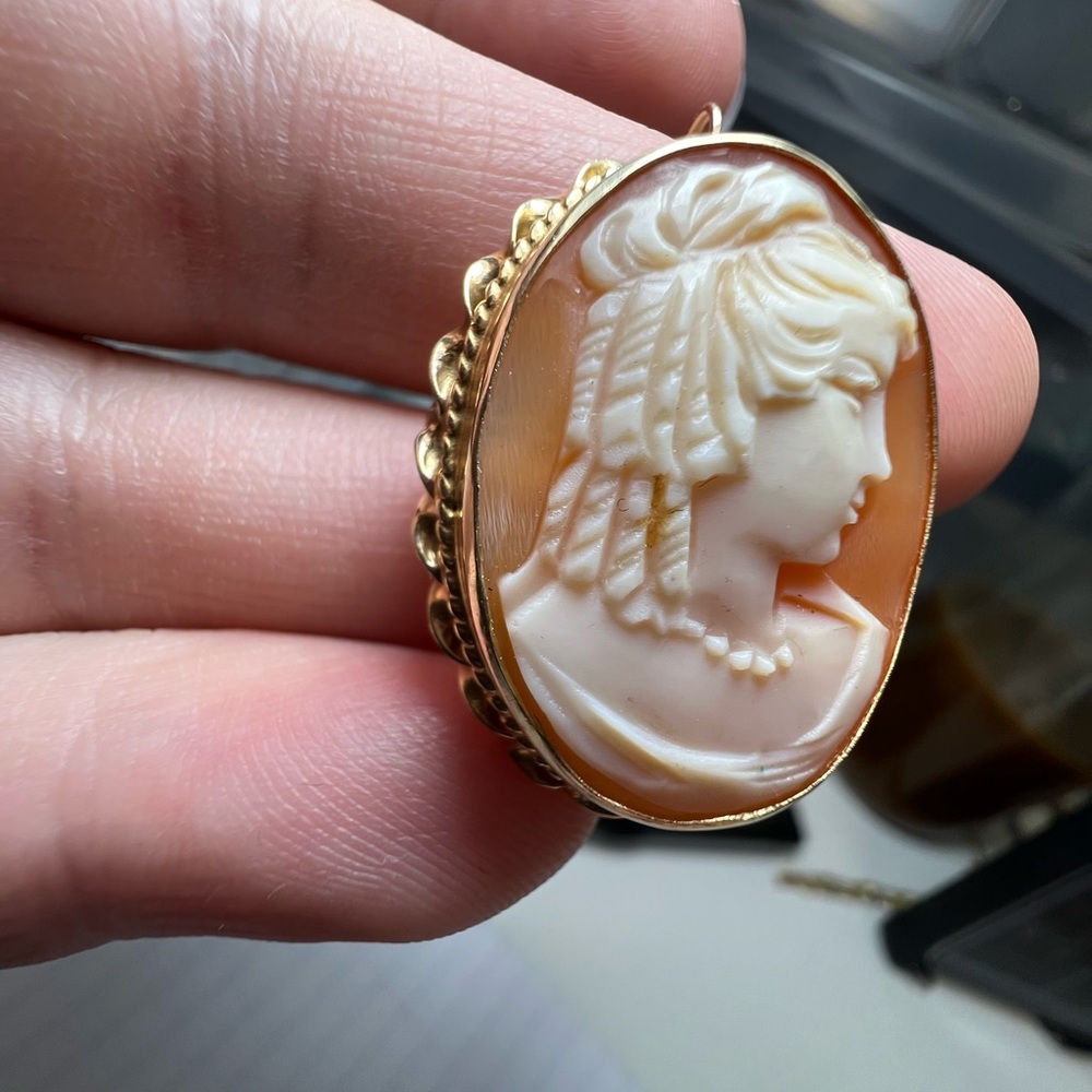 Elegant Vintage (possibly antique)
14K Gold and Cream Cameo Pendant
